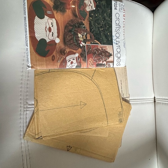 5/$25 SIMPLICITY 7024 Festive Paisley Christmas Tree Table Topper 🪡 - Picture 6 of 6